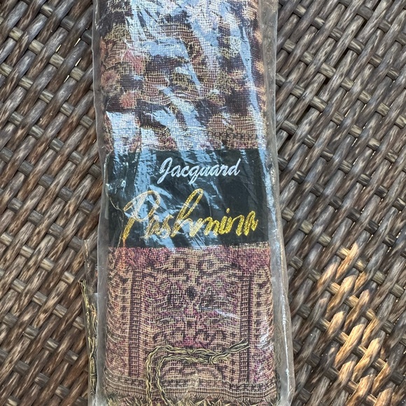 🍷✨ Patterned Wrap Scarf Lurex Stitching – Burgundy & Gold Metallic 72" x 26.5" - Picture 2 of 2